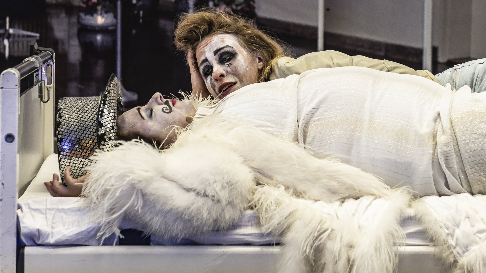 Das Photo zeigt zwei Darstellerinnen von "Brofaromin OST" in einem Krankenbett. | © Konrad Schaller