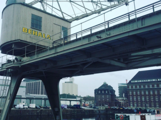 In drei Teilen werden die Besucher*innen musikalisch durch das Hafengelände geführt und erleben den Hafen in Betrieb als kulturell lebendigen und verklanglichten Ort | © Kerstin Wiehe, kultkom Hafenkran auf dem Gelände des Berliner Westhafen. | © Kerstin Wiehe, kultkom