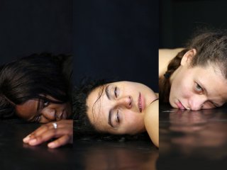 drei erschöpfte Frauen liegen in seperaten Fotos nebeneinander. Man sieht ihre Köpfe vor schwarzem Hintergrund auf dem Boden liegen | © Dorothea Tuch
