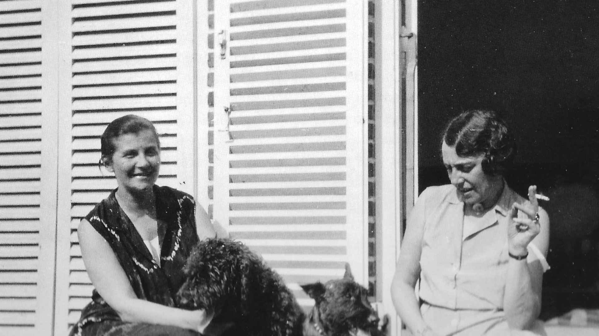 Historisches Schwarzweißfoto von zwei Frauen sitzend vor einem Gebäude | © Foto: Arnold Büning