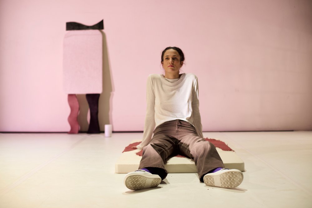 Aufnahme aus der Performance: Performerin sitzt auf dem Boden | © Aïsha Mia Lethen Bird