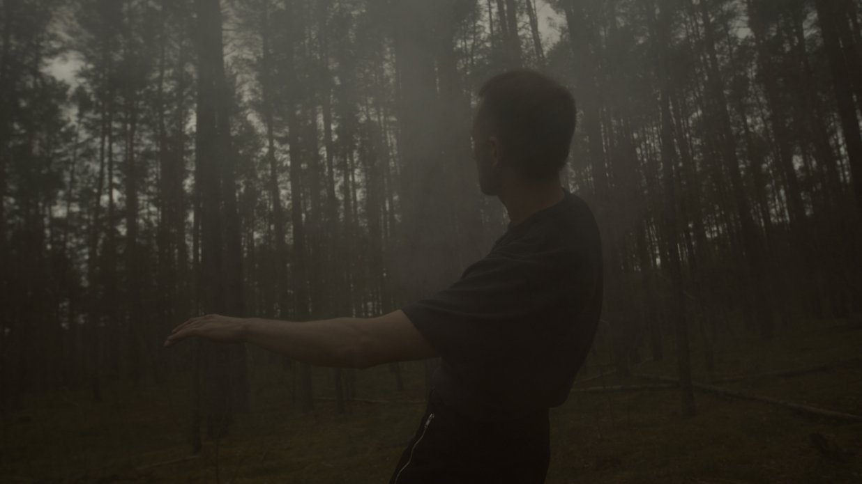 T&auml;nzer im Wald im opaken Licht | © Diara Sow