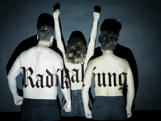 RADIKAL JUNG - Rechtsextremismus unter Jugendlichen | © Sarah Kralisch Drei Personen stehen mit nacktem Rücken zur Kamera, eine reißt die Arme nach oben und auf ihrer Haut steht der Schriftzug "Radikal jung". | © Sarah Kralisch