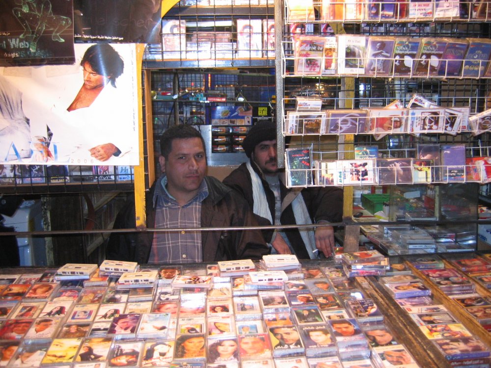 Das Bild zeigt einen typischen Kassetten-Kiosk mit zahlreichen Kassetten in ihren typisch farbigen Kassettencover in Damaskus, in 2006. | © Mark Gergis