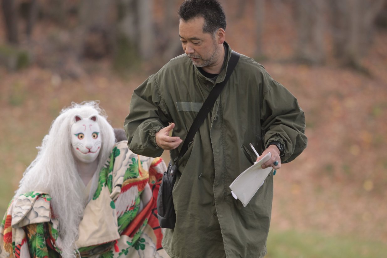 Regisseur takahisa Zeze steht neben einem seiner Darsteller. | © Stance Company