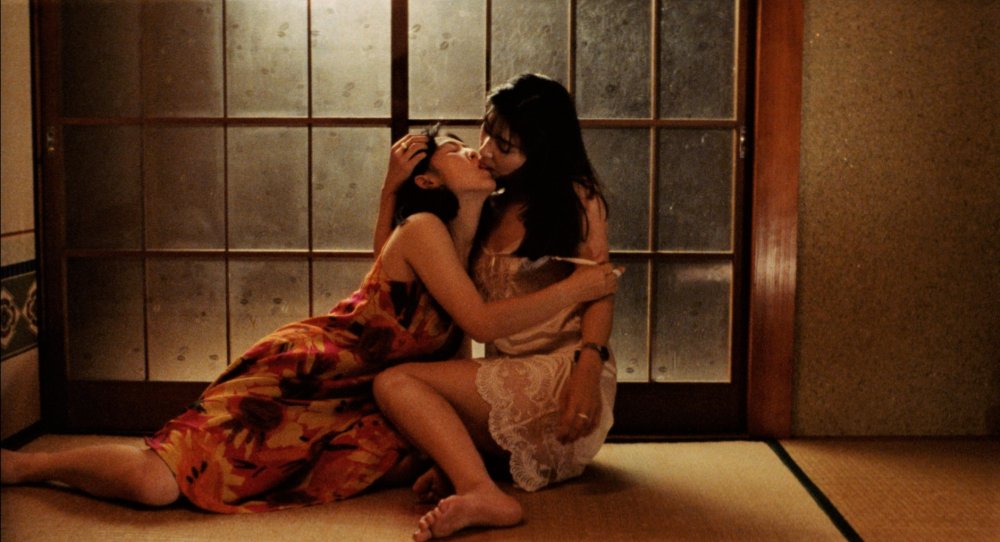 Auf diesem Film-Still k&uuml;ssen sich zwei Frauen. | © Stance Company
