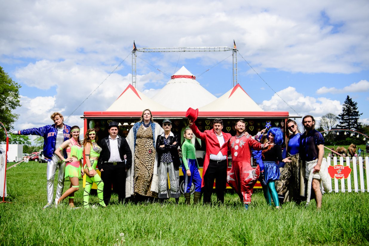Gruppenfoto vor dem Circuszelt von Circus Magic | © Foto: Peter van Heesen
