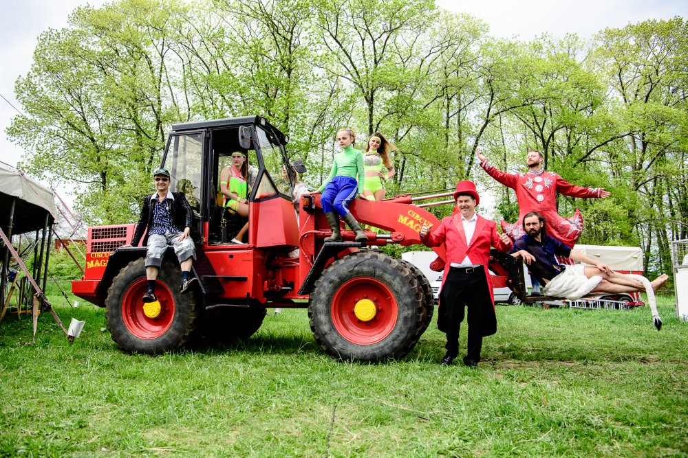 Gruppenfoto auf dem Radlader von Circus Magic | © Foto: Peter van Heesen