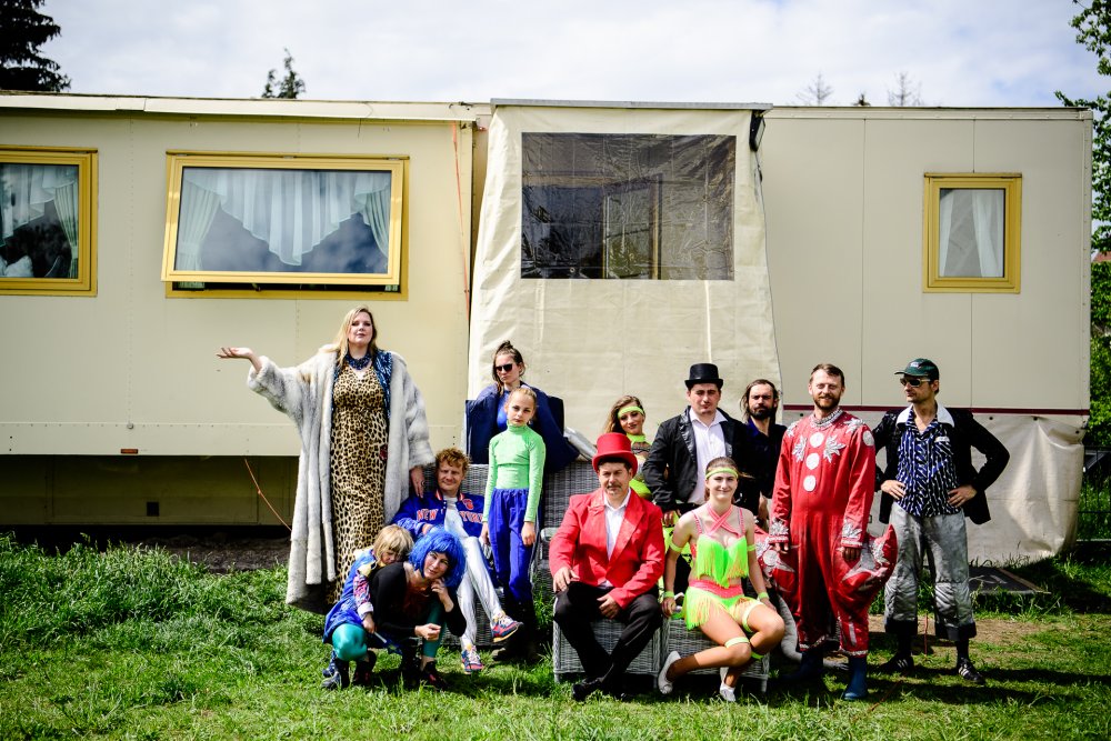 Gruppenfoto vor dem gro&szlig;en Wohnwagen der Circus-Familie | © Foto: Peter van Heesen